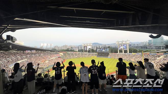 23일 잠실야구장에서 열린 KT와 두산의 경기, 관중석을 채운 야구팬들이 응원전을 펼치고 있다. KBO리그는 이날 2년 연속 1천만 관중 입장 기록을 달성했다. 잠실=허상욱 기자wook@sportschosun.com/2025.08.23/