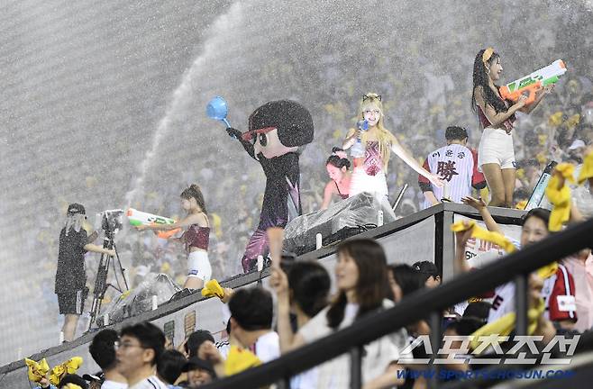 10일 서울 잠실구장에서 열린 한화-LG전. LG가 6회 동점을 만들자 관중석에 시원한 물이 뿌려지고 있다. 잠실=정재근 기자 cjg@sportschosun.com/2025.8.10/