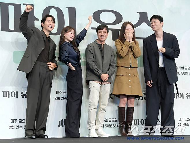 4일 오후 서울 구로구 더링크호텔에서 드라마 '마이 유스' 제작발표회가 열렸다. 송중기, 천우희, 이주명, 서지훈이 포즈 취하고 있다.
송중기, 천우희 주련의 '마이 유스'는 남들보다 늦게 평범한 삶을 시작한 남자와 첫사랑의 평온을 깨뜨려야 하는 여자의 감성 로맨스를 그린 작품이다. 이상엽 감독과 박시현 작가 작품으로 5일 밤 첫 방송된다. 정재근 기자 cjg@sportschosun.com/2025.9.4/