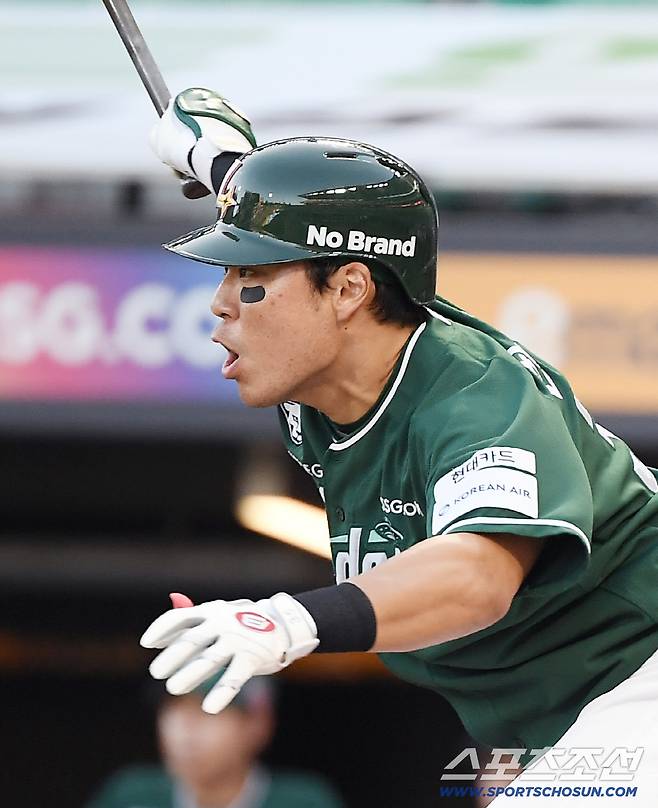 15일 인천 SSG랜더스필드에서 LG-SSG전. 3회말 1사 1, 3루. 한유섬이 1타점 적시타를 치고 있다. 인천=정재근 기자 cjg@sportschosun.com/2025.8.15/