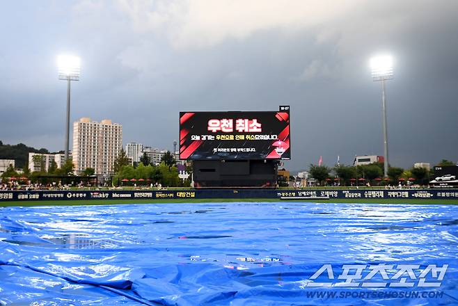 5일 광주KIA챔피언스필드에서 열릴 예정이던 KT와 KIA의 경기가 우천으로 인한 그라운드 사정으로 취소됐다. 전광판에 경기 취소에 대한 안내가 나타나고 있다. 광주=허상욱 기자wook@sportschosun.com/2025.09.05/