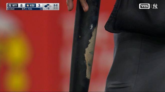 일부 도장이 벗겨진 트라멜의 방망이. 사진=YES네트워크 중계 화면. SNS 캡쳐