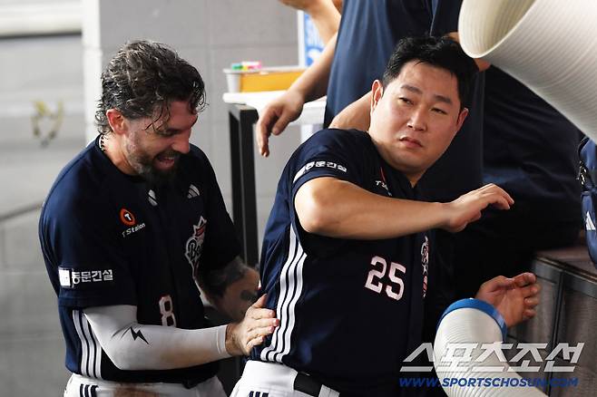 20일 대전 한화생명볼파크에서 열린 한화 이글스와 두산 베어스의 경기. 3회초 2사 2,3루 두산 양의지가 폭투를 틈타 득점하자 케이브가 더 기뻐하고 있다. 대전=박재만 기자 pjm@sportschosun.com/2025.08.20/