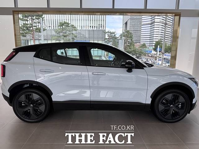 볼보 EX30 크로스컨트리(EX30CC) 측면. 기존 EX30 대비 19㎜ 높아진 지상고와 블랙 휠 아치, 전용 휠이 적용됐다. /황지향 기자