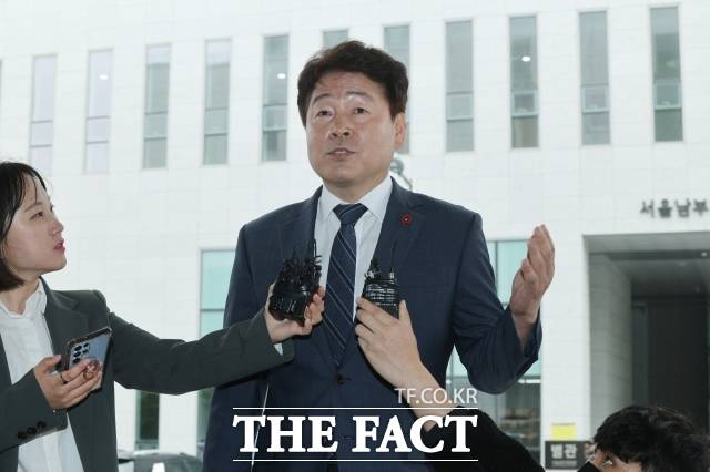 알선수재, 정치자금법 위반 혐의를 받는 기동민 더불어민주당 의원이 2023년 4월18일 오전 서울 양천구 서울남부지방법원에서 열린 첫 공판에 출석하고 있다. /박헌우 기자