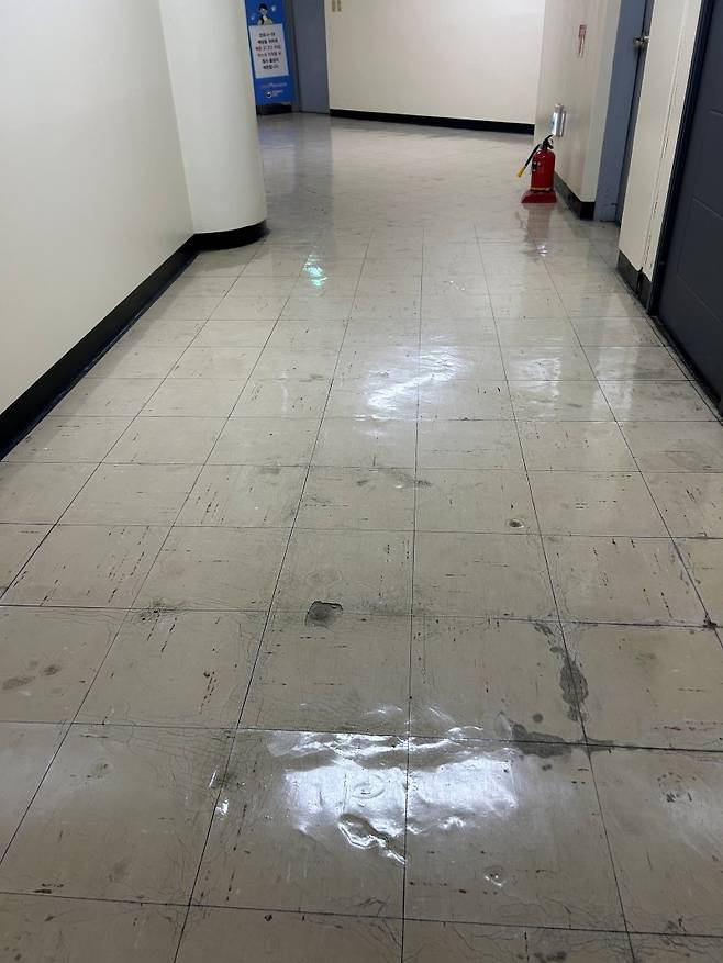 코트 시설 뿐 아니라 센터코트 내의 시설물도 국제대회를 치를 수 없을 정도로 손상되어 있다