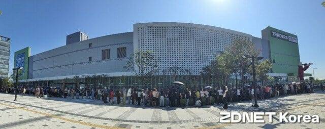 5일 인천광역시 남동구 구월동에 개점한 이마트의 창고형 할인마트 ‘트레이더스 구월점’에서 고객들이 줄을 서있는 모습.