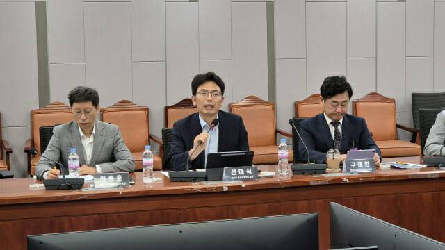 (왼쪽부터) 최충호 방송통신위원회 디지털이용자기반과장, 신대식 과학기술정보통신부 통신이용제도과장, 구태언 코리아스타트업포럼 부의장