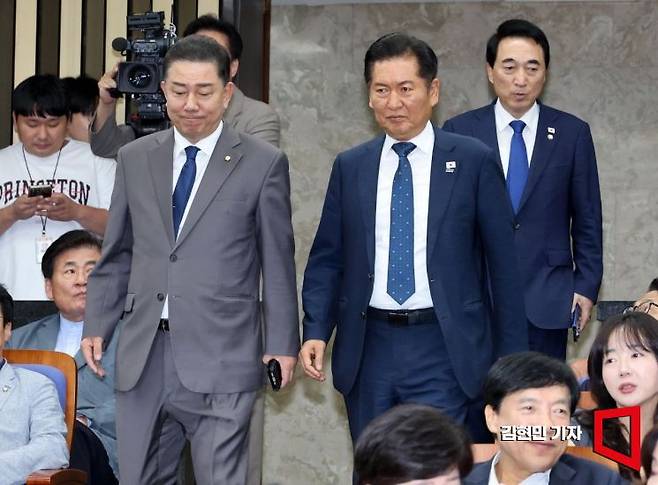 정청래 더불어민주당 대표와 김병기 원내대표가 지난 3일 국회에서 열린 정책의원총회에 참석하고 있다.김현민 기자