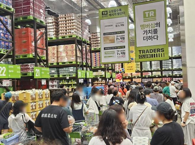 5일 오전 인천 남동구 구월동 트레이더스 구월점. 계산을 기다리는 대기줄이 매장 끝 조리식품 코너까지 이어졌다. 사진=박재현 기자
