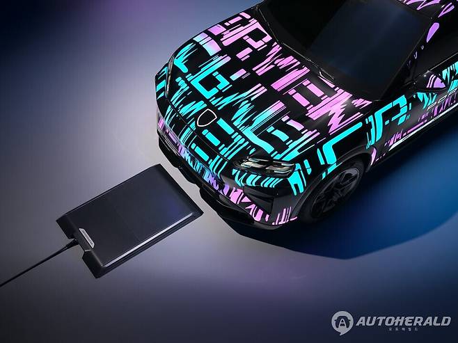 카이엔 일렉트릭은 '포르쉐 무선 충전 사전 설치 서비스'와 '포르쉐 무선 충전 플로어 플레이트'를 옵션으로 제공하는 최초의 모델이 될 예정이다(출처: 포르쉐)&nbsp;