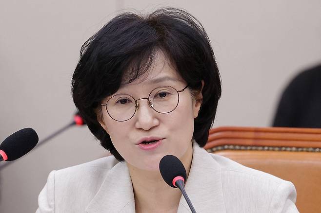 원민경 여성가족부 장관 후보자가 3일 오전 서울 여의도 국회 여성가족위원회에서 열린 인사청문회에서 의원 질의에 답변하고 있다./뉴스1