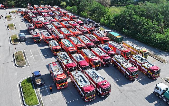 지난 8월 31일 강릉시 강북공설운동장 주차장에 급수지원을 하기 위해 전국에서 모인 소방차량들이 도열해 있다. /장경식 기자