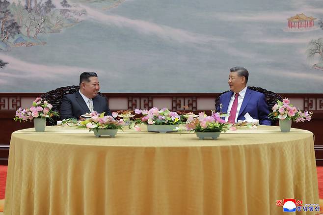 김정은 북한 국무위원장이 4일 오후 시진핑 중국 국가주석과 양자회담을 한뒤 소규모 연회를 하고 있다./조선중앙통신 연합뉴스