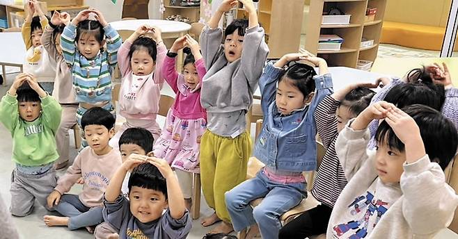서울 대치동 오뚜기 센터 내 어린이집에서 아이들이 선생님과 ‘오(○), 엑스(×) 퀴즈 놀이’를 하고 있는 모습. 이 회사는 직원들의 출산·육아 지원을 위해 2018년 3월부터 직장 어린이집을 운영 중이다. /오뚜기