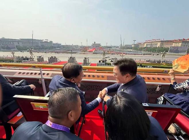 /BBC 미얀마우원식 국회의장(오른쪽)이 3일 중국 베이징 천안문 광장에서 열린 열병식에서 미얀마 민 아웅 흘라잉 최고사령관(대통령 권한대행)과 악수하고 있다.