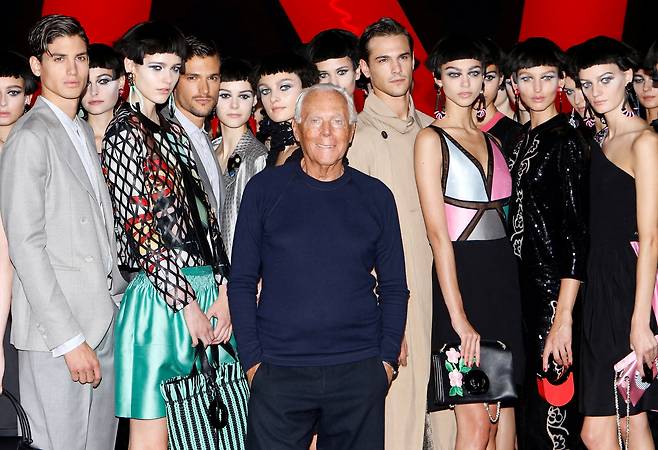 조르지오 아르마니가 2017년 9월 22일 이탈리아 밀라노에서 열린 밀라노 패션위크 2018 봄/여름 쇼가 끝나고 모델들과 포즈를 취하고 있다. /로이터 연합뉴스