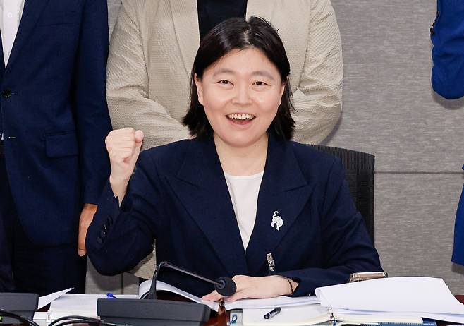 임은정 서울동부지검장이 지난달 29일 국회의원 회관에서 '촛불행동' 등의 주최로 열린 '검찰개혁 긴급 공청회 '에서 기념 촬영을 하고 있다. 이 자리에서 그는 "5적' '찐윤' 등의 정치성 과격 발언을 쏟아냈다. /뉴스1