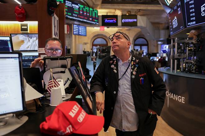 뉴욕 증권거래소(NYSE)에서 일하고 있는 트레이더들. /로이터=연합뉴스