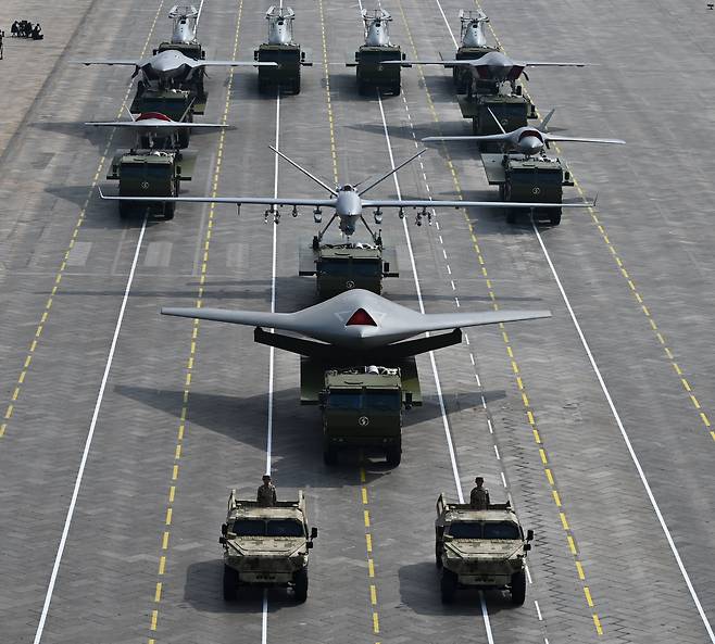 3일 중국의 전승절 기념 열병식에서 공개된 페이훙-97 등 무인 항공전력이 공개되고 있다. /연합뉴스