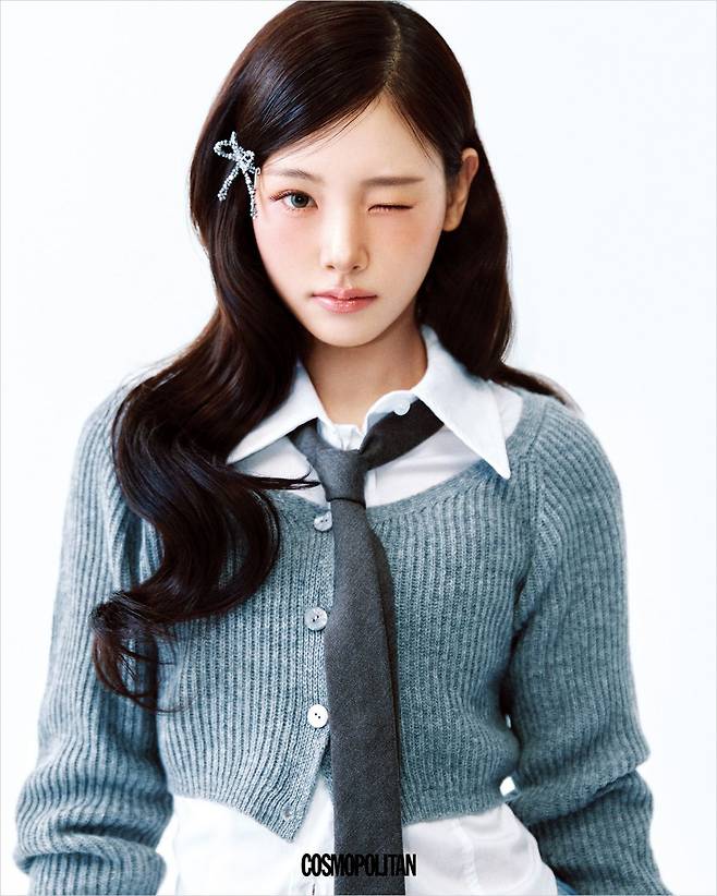 이현 카디건 Blumarine. 셔츠 Nick&Nicole. 헤어핀 Jean Paul Clarisse. 타이 스타일리스트 소장품