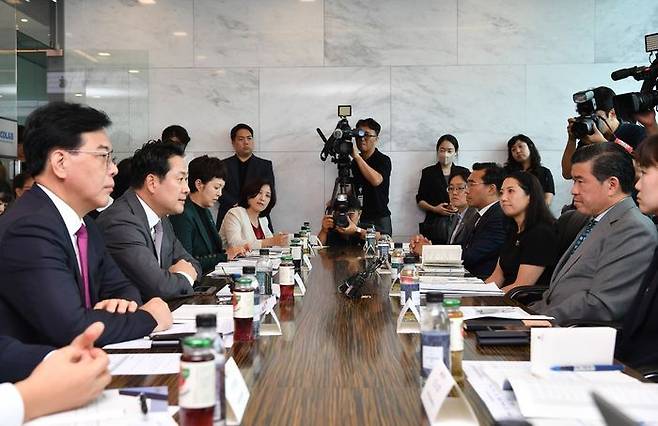 장동혁 국민의힘 대표가 4일 서울 여의도 IFC 주한미국상공회의소에서 열린 국민의힘-주한미국상공회의소(AMCHAM)간담회에서 인사말을 하고 있다. ⓒ뉴시스