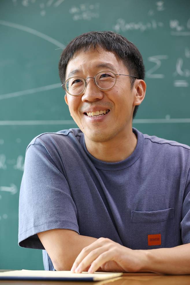 2022년 한국계 수학자 최초로 수학계 노벨상으로 불리는 필즈상을 수상한 허준이 미국 프린스턴대 교수. 지난달 26일 서울 동대문구 고등과학원 연구실에서 만난 그는 “AI와 인류는 다른 방향으로 진화할 것”이라고 말했다. 고등과학원 제공