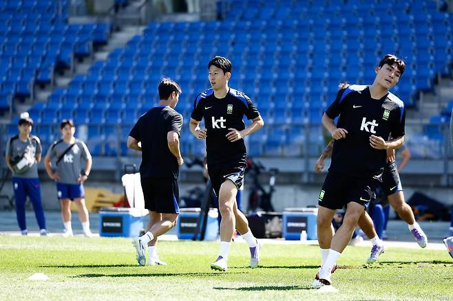 손흥민(가운데)이 4일 미국 뉴욕 아이칸 스타디움에서 진행된 한국 축구 국가대표팀 훈련에서 러닝을 하고 있다. 한국은 7일 미국 뉴저지주 해리슨의 스포츠일러스트레이티드 스타디움에서 미국과 평가전을 치른다. 미국의 사령탑은 과거 토트넘(잉글랜드)에서 손흥민을 지도했던 마우리시오 포체티노 감독이다. 대한축구협회 제공