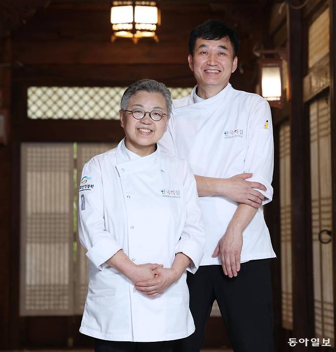 ‘한국의집’의 조희숙(왼쪽), 김도섭 셰프는 “점차 사라져 가는 전통 한식을 지키기 위해 다양한 재료를 받아들이되 한국적인 맛과 조리법에선 벗어나지 않고자 노력한다”고 말했다. 신원건 기자 laputa@donga.com