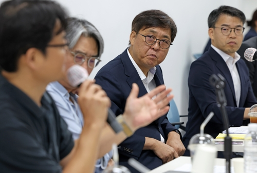 최휘영 문화체육관광부 장관이 14일 서울 마포구 영화진흥위원회 영화교육지원센터에서 영화계 각 분야 관계자들과 만나 영화계 소통 간담회를 갖고 있다.  [문화체육관광부 제공=연합뉴스]