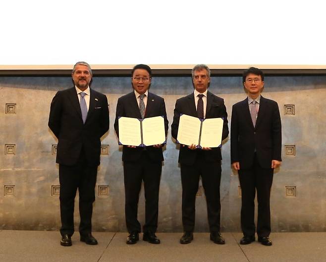 박성호 부산진해경제자유구역청장(왼쪽 두번째부터)과 안드레아 베라치 주한이탈리아상공회의소 회장이 업무협약서를 들고 포즈를 취하고 있다. 부산진해경제자유구역청 제공