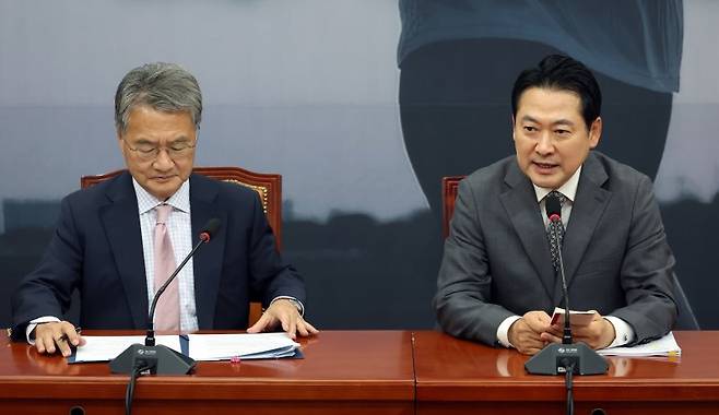 장동혁 국민의힘 대표와 조셉 윤 주한미국대사대리가 5일 서울 여의도 국회에서 만나 대화하고 있다. 뉴시스