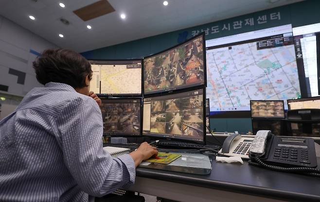 서울 강남구 역삼지구대 강남도시관제센터에서 직원들이 AI 기반 지능형 선별관제시스템을 시연하고 있다. 2024.7.1. (ⓒ연합뉴스, 무단 전재-재배포 금지)