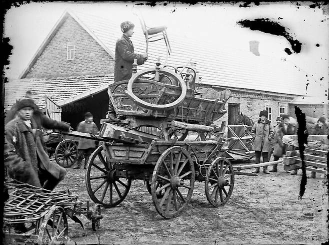 1930년대 초 우크라이나의 한 마을에서 쿨라크(부농)의 재산이 경매에 부쳐지고 있다. 글항아리 제공