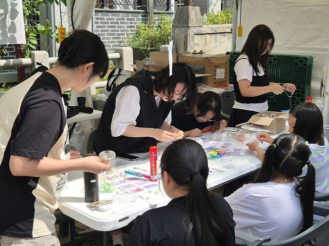 전주독서대전에 참여한 아이들이 체험 행사에 참여하고 있다. 천경석 기자