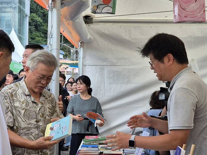 문재인 전 대통령이 5일 전주독서대전에 참석해 책방지기들과 이야기를 나누고 있다. 천경석 기자