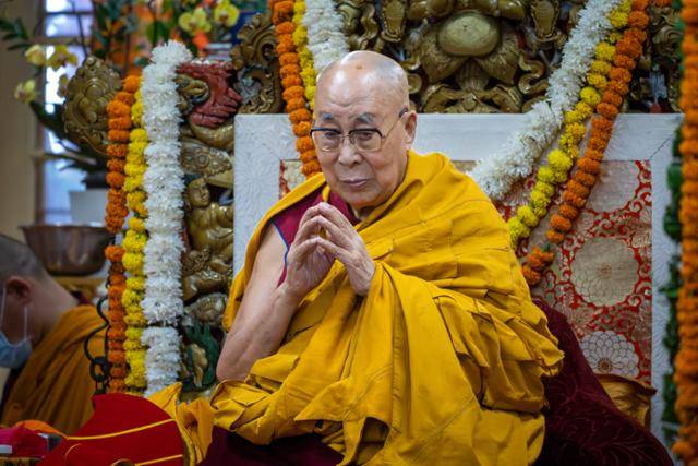 티베트의 정신적 지도자인 달라이 라마가 지난 7월 인도 다람살라에서 본인의 90세 생일을 맞기 전날 행사에 참석해 행사를 주재하고 있다. 달라이 라마는 1959년 중국을 떠나기로 결정했는데 이때 인접국인 인도가 달라이 라마와 티베트 망명정부를 받아들이면서 중인관계는 최악으로 치달았다. 다람살라=AP 연합뉴스