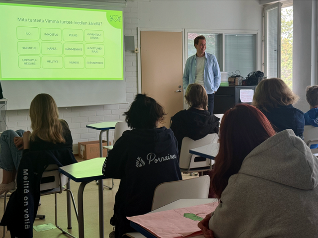 핀란드 포르나이넨시의 포르나이넨 종합학교에서 핀란드 아동복지연맹(MLL) 소속 빌레 밸리캉가스 강사가 7, 8학년 학생들에게 미디어 리터러시 교육을 하는 모습. 이 중 4학년 수업 지원에 손든 학생 4명은 다음 교시에 4학년 교실로 넘어가 멘토로 활동했다. 포르나이넨=최은서 기자