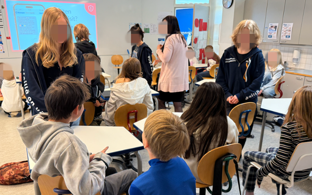 핀란드 포르나이넨시의 포르나이넨 종합학교에서 4학년을 대상으로 미디어 리터러시 교육이 진행되는 모습. '지원 학생' 방식에 따라 7, 8학년 학생들이 멘토로 참여해 4학년의 조별 토의 과정을 돕고 있다. 포르나이넨=최은서 기자