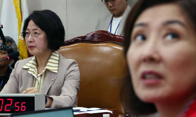 4일 서울 여의도 국회의사당에서 열린 법제사법위원회 전체회의에 추미애(왼쪽) 법사위원장과 나경원(오른쪽) 국민의힘 의원이 참석해 있다. 뉴시스