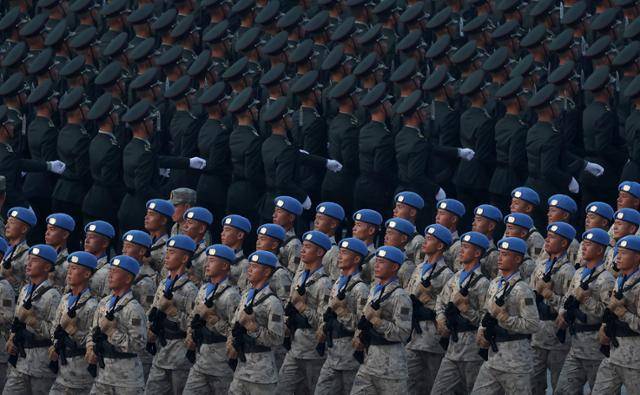 중국 인민해방군이 3일 베이징 톈안먼 광장에서 열린 중국 전승절 80주년 기념 열병식에서 행진하고 있다. 베이징=UPI 연합뉴스