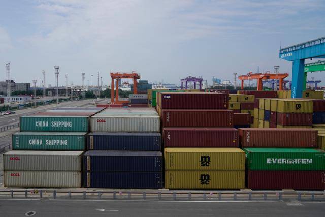 화물선 선적 전 화물을 실은 컨테이너들이 지난달 29일 중국 톈진의 한 항구에 선적돼 있다. 톈진=AP 연합뉴스