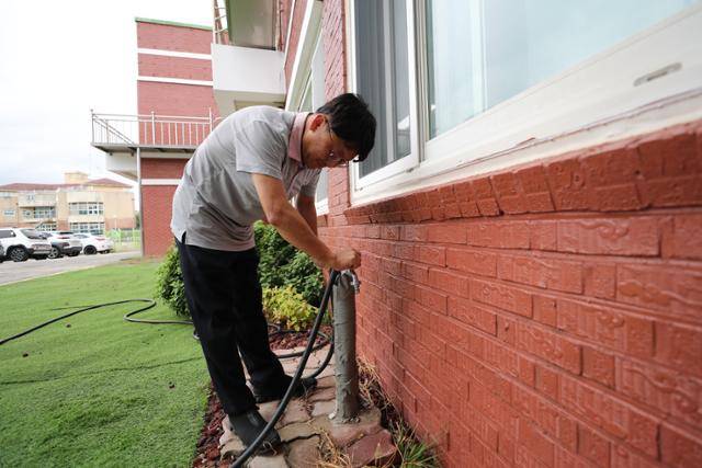 4일 강원 강릉시 강동면의 한 중증장애인 거주시설에서 사회복지사가 한 방울의 물이라도 아끼기 위해 수도꼭지를 잠그고 있다. 강릉=연합뉴스