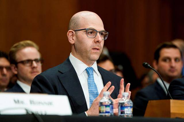 도널드 트럼프 미국 대통령의 연방준비제도(Fed·연준) 이사회 이사 지명자인 스티븐 마이런 백악관 국가경제자문위원회(CEA) 위원장이 4일 워싱턴 국회의사당에서 열린 상원 은행주택도시위원회 지명 청문회에 참석해 질의에 답변하고 있다. 워싱턴=로이터 연합뉴스