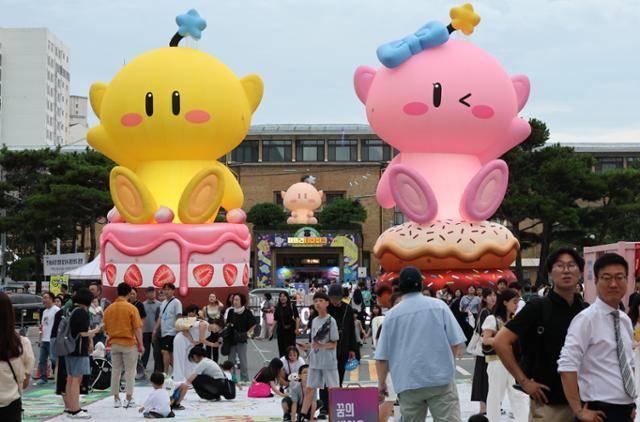 0시 축제가 개막한 대전 도심에 8월 8일 오후 꿈돌이, 꿈순이 대형 조형물이 설치돼 있다. 뉴스1