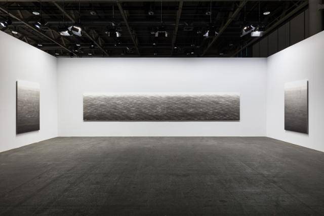 작가 김민정이 '아트바젤 2024' 언리미티드 섹터에서 전시해 호평을 받은 '트레이시스(Traces)'. 폭 8m의 '마운틴'을 중심으로 '타임리스' 2점이 양옆에 놓였다. 갤러리현대 제공