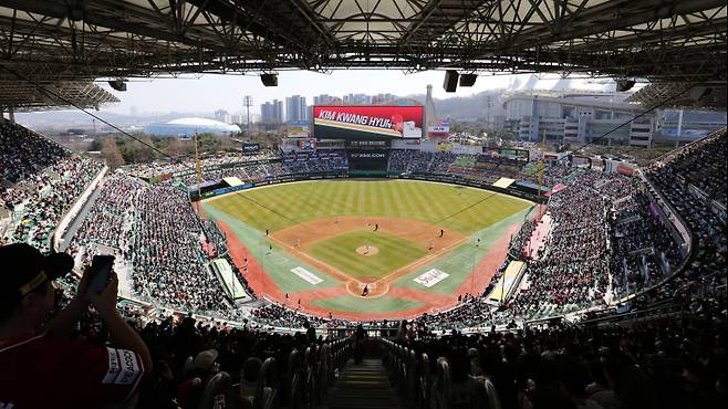 프로야구가 5일 단일시즌 최다 관중 신기록을 다시 썼다. 사진=SSG 랜더스