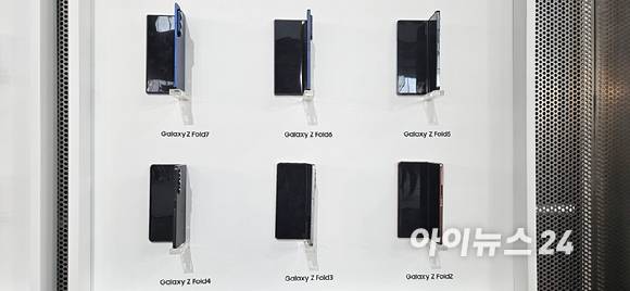 8일(현지시간) 미국 뉴욕 브루클린에 마련된 갤럭시 언팩 체험존에 전시된 역대 갤럭시 폴드 시리즈. [사진=박지은 기자]