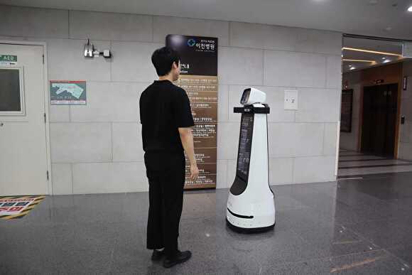 경기도의료원 이천병원 안내로봇 ‘이안’ [사진=경기도의료원 이천병원]