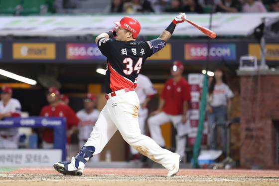 마흔이 넘어서도 여전히 최정상급 타자로 군림하는 최형우. 프로 입단 후 6년간 굴곡을 겪었던 그는 “뼈가 부러지지 않으면 경기에 나간다”는 철칙으로 선수 생활을 했다. [사진 KIA 타이거즈]